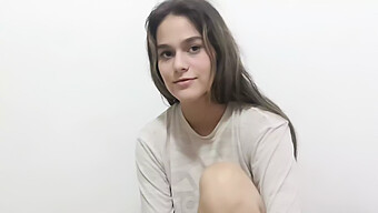 Uma Adolescente Loira Recebe Um Boquete Incrível E É Fodida Por Seu Meio-Irmão Em Um Vídeo Caseiro